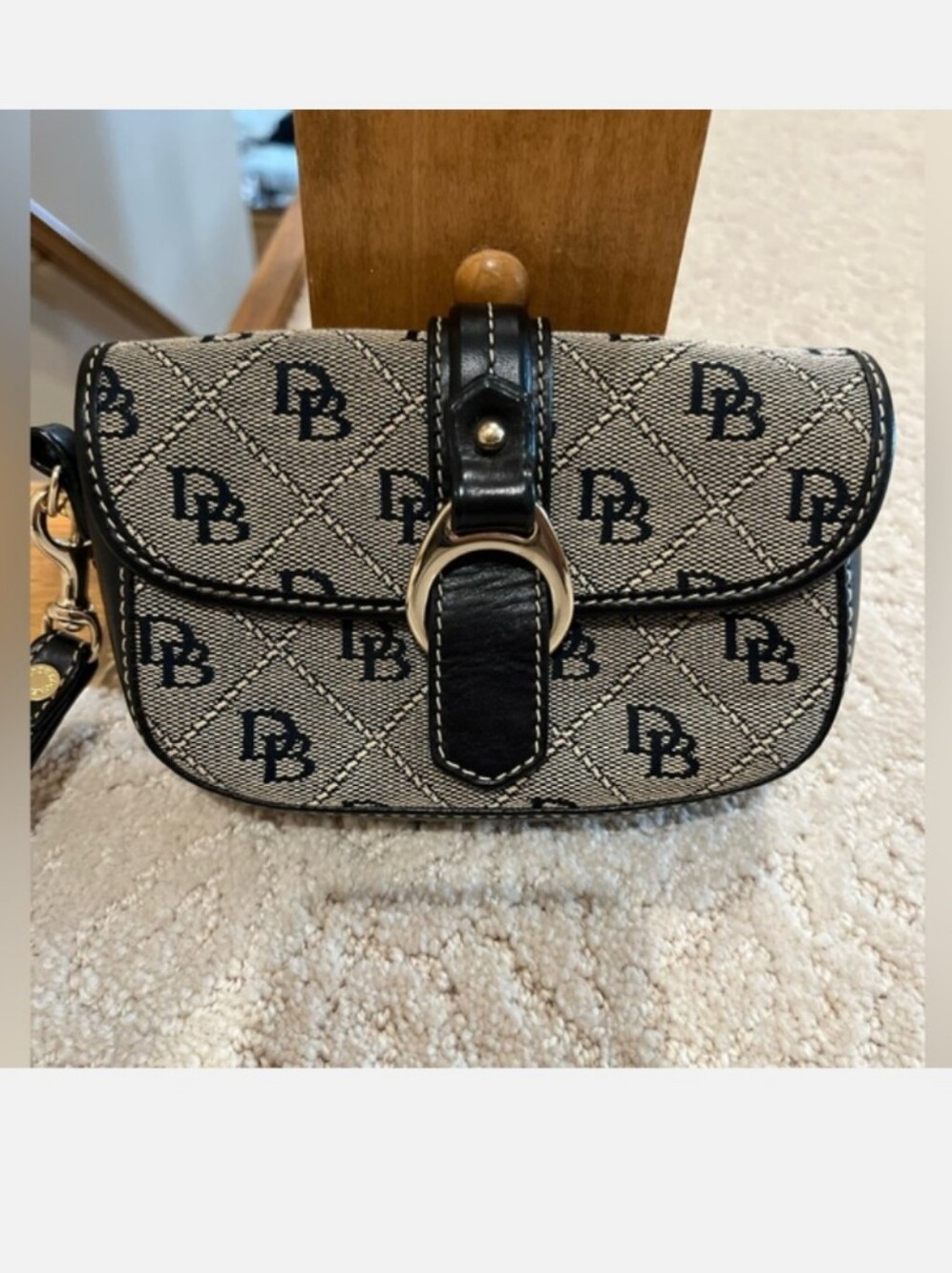 Dooney & Bourke Signature Logo Flap Wristlet Grey & Black NWOT - Picture 3 of 8